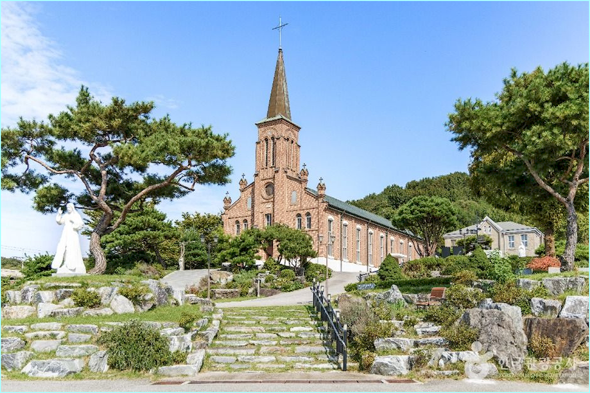 파란 하늘과 붉은 벽돌이 인상적인 여산 성당