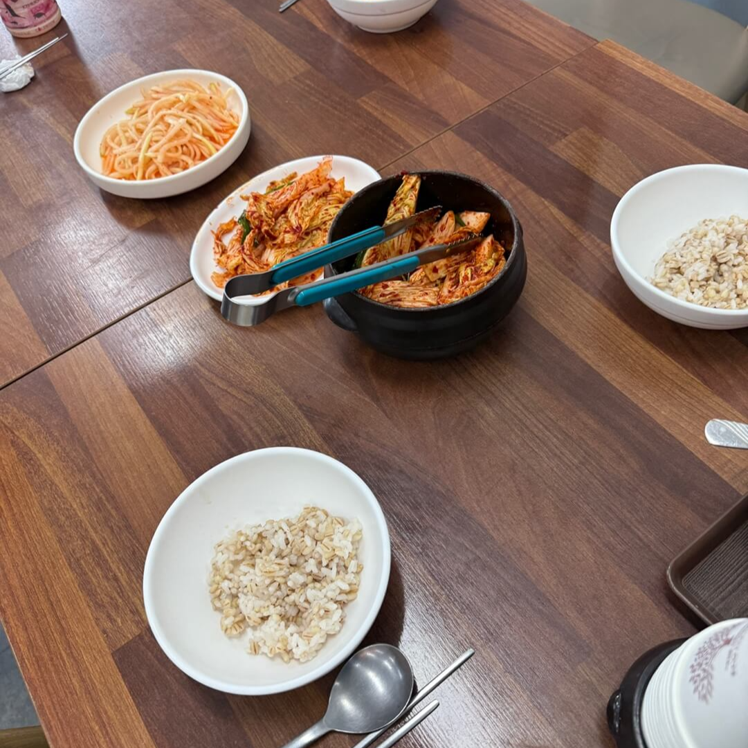경기도 광주 갈마칼국수 보리밥 무생채 기본 반찬