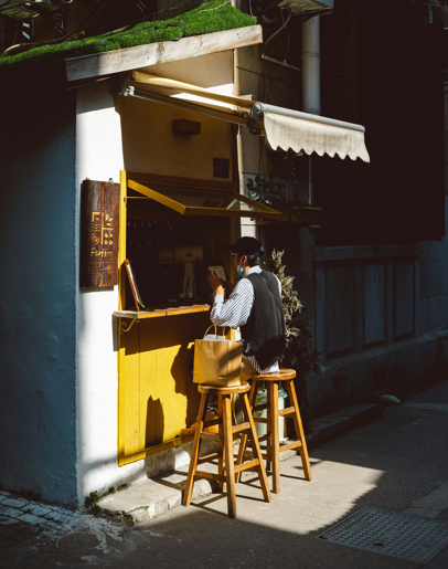 ์์ธ์ ๋ฒ์กํ ๊ฑฐ๋ฆฌ์์ ๋ฒ์ด๋ ์กฐ์ฉํ ์นดํ ๋ฌธํ