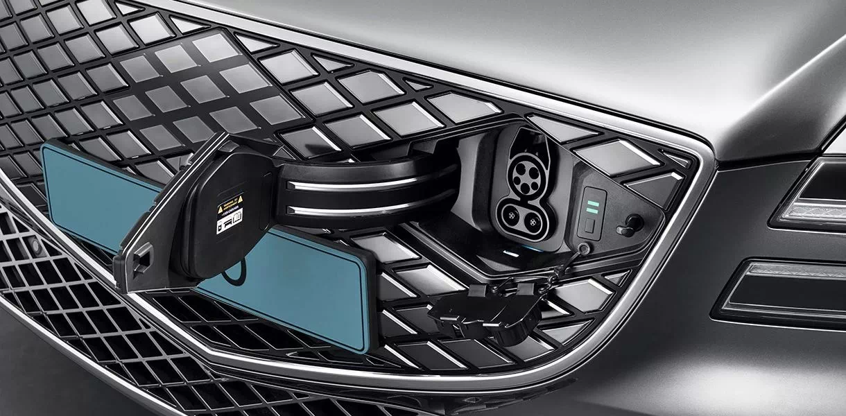 eG80의 충전구는 지매트릭스 그릴 우측 위에 있습니다.