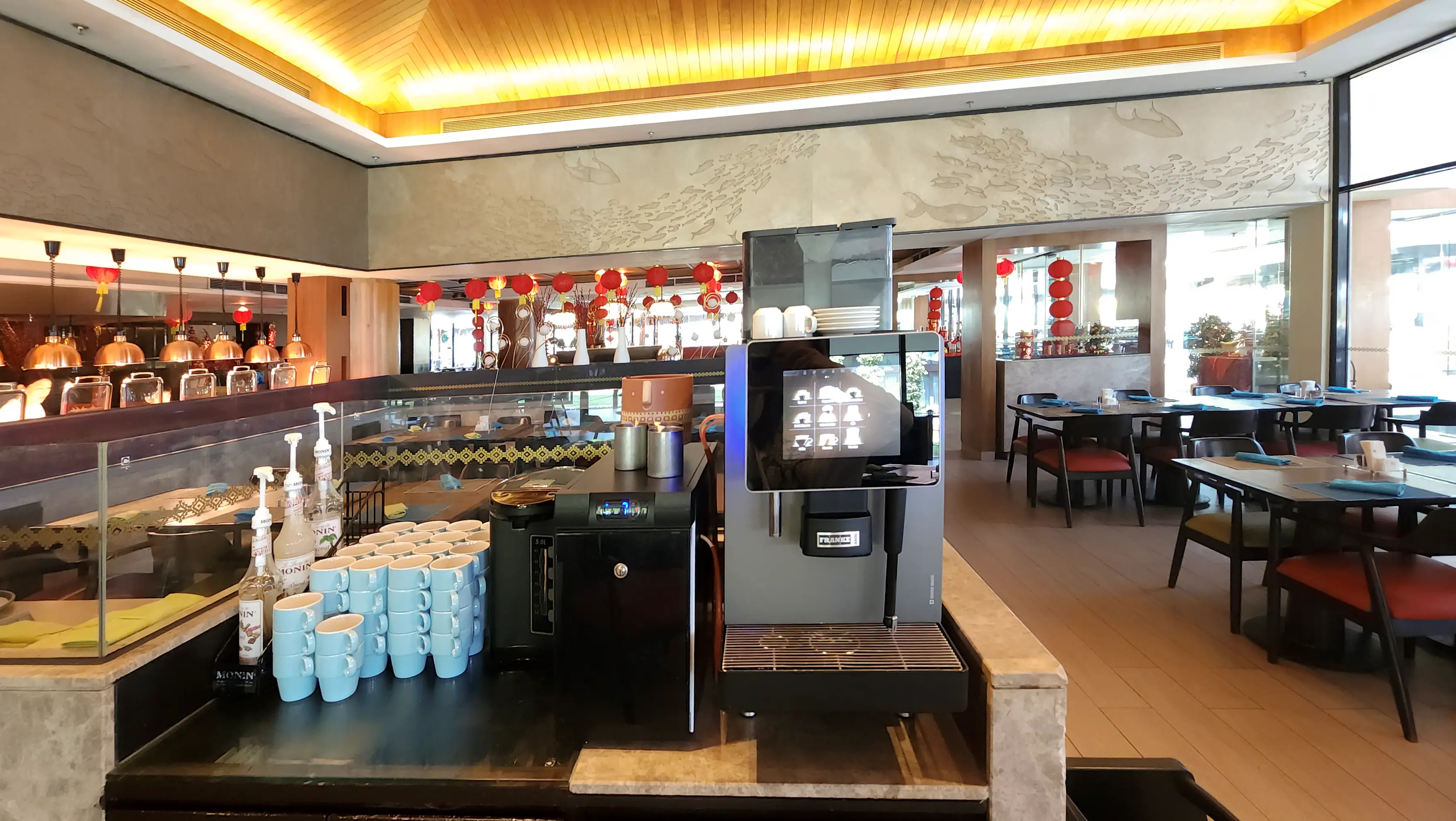 커피-머신과-놓여있는-컵