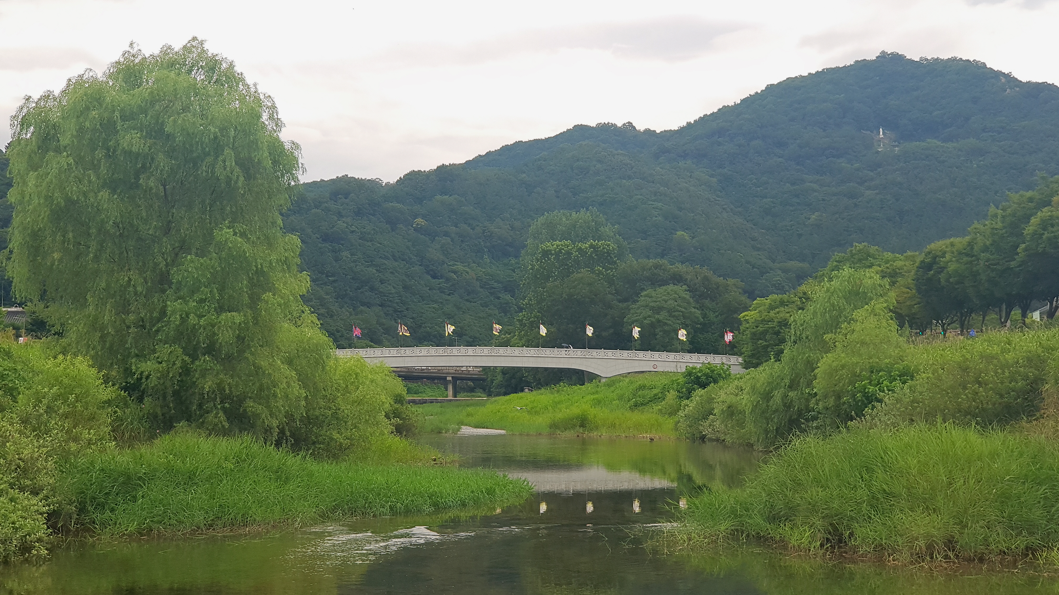 2022.07.30. 오목교 뒤로 승암산이 보인다.