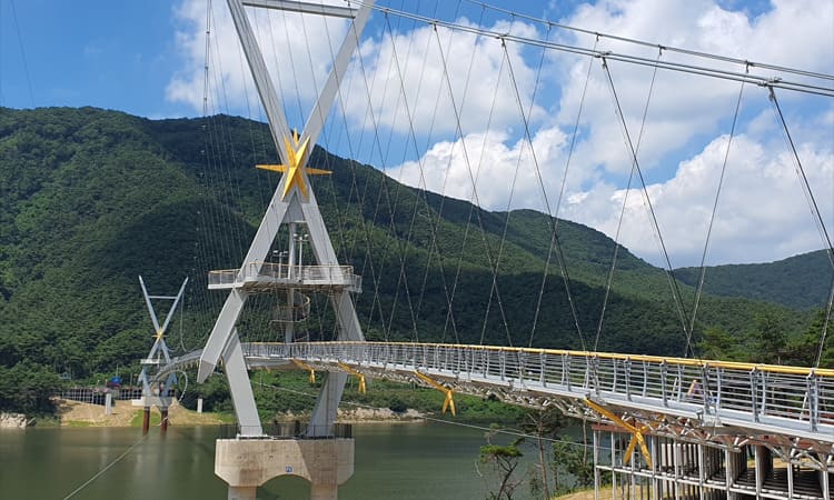보현산댐 출렁다리