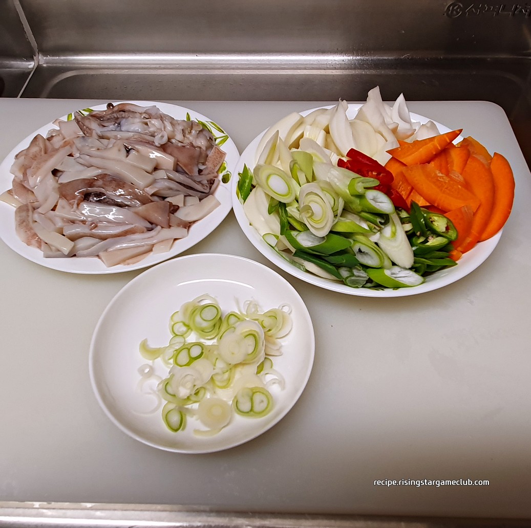 맛있는 오징어볶음에 들어갈 재료(오징어, 양파, 당근, 대파, 풋고추, 홍고추)의 손질 완료된 사진