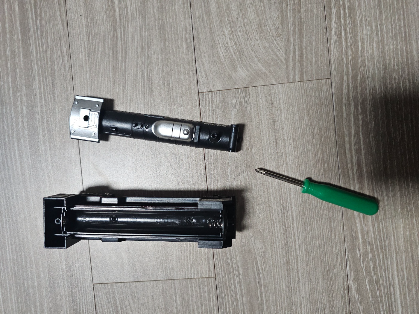 건전지로 움직이는 레일 기관차