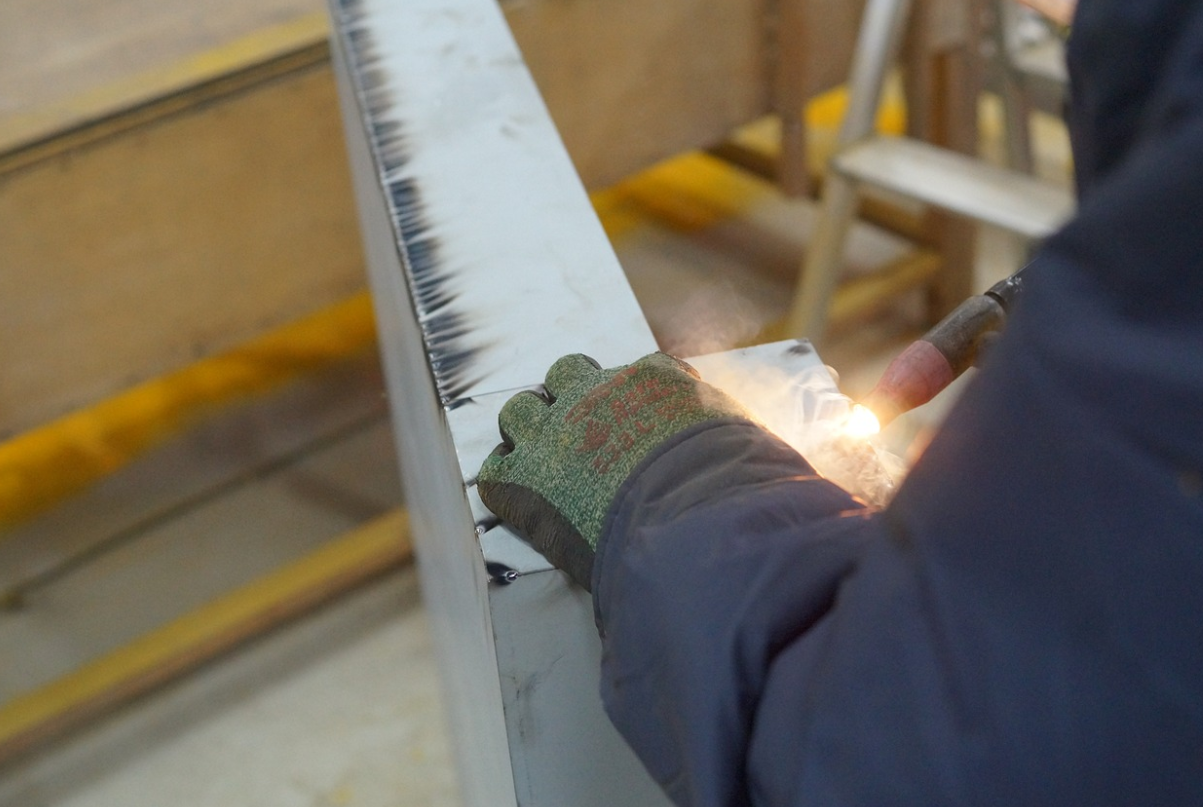 용접하는 남자 손