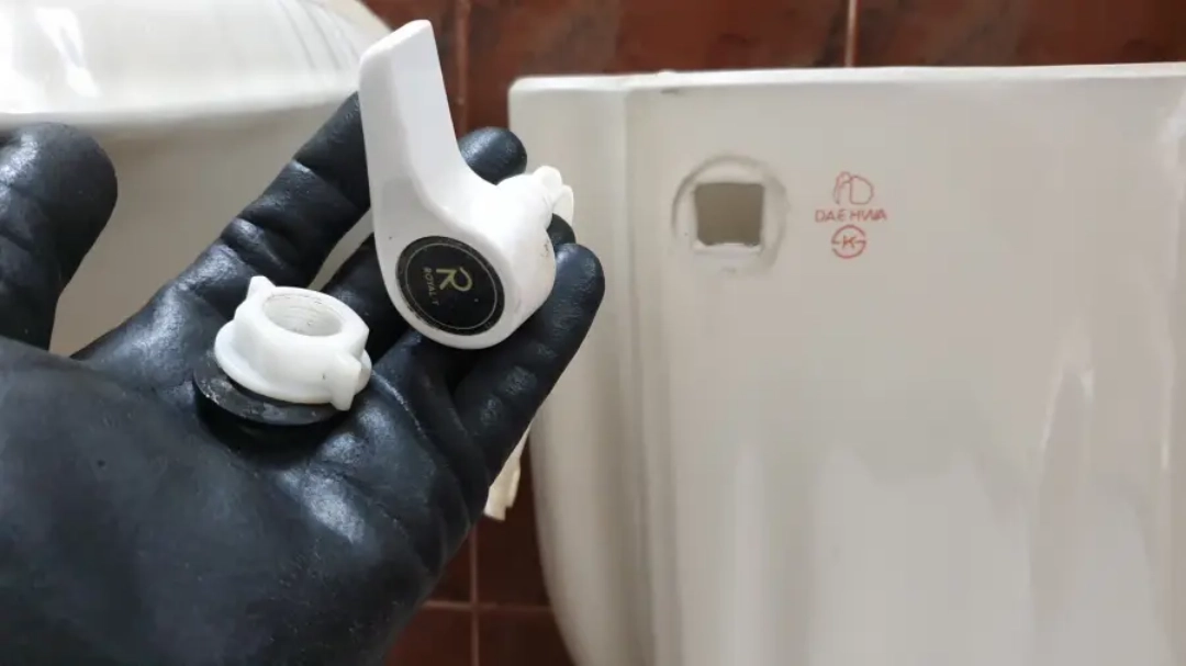 변기 손잡이 뗀 모습