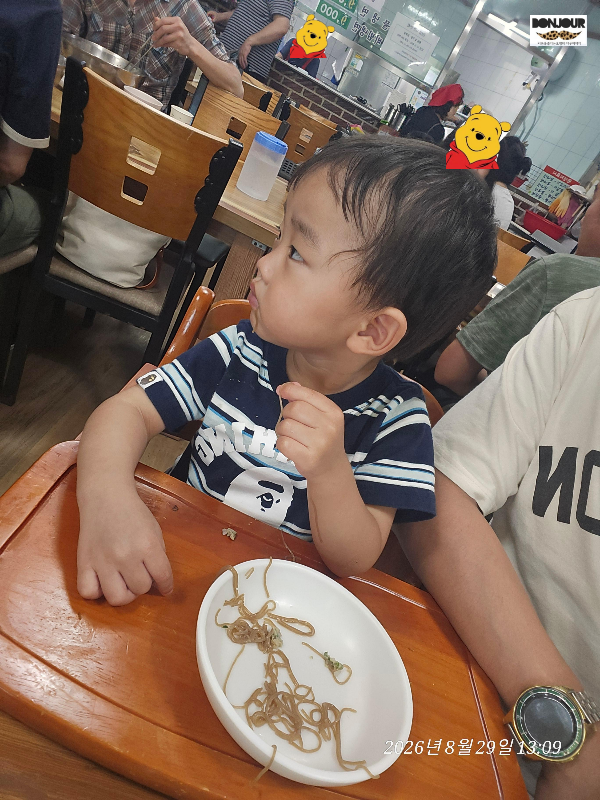 인천 화평동 냉면거리에서 세숫대야 냉면을 호기심 있게 보는 10개월 아기