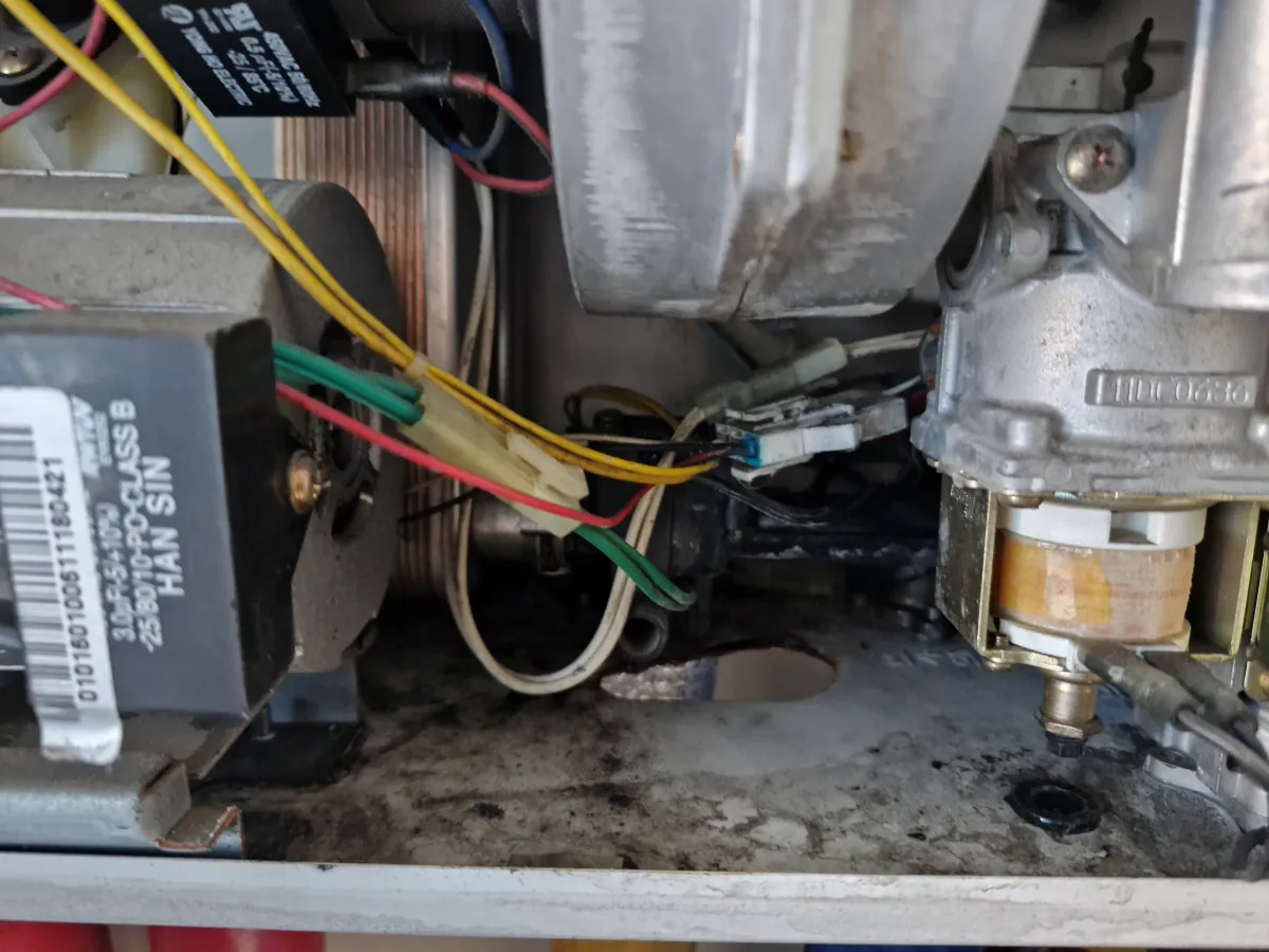 보일러-내부에서-물이-새는-모습