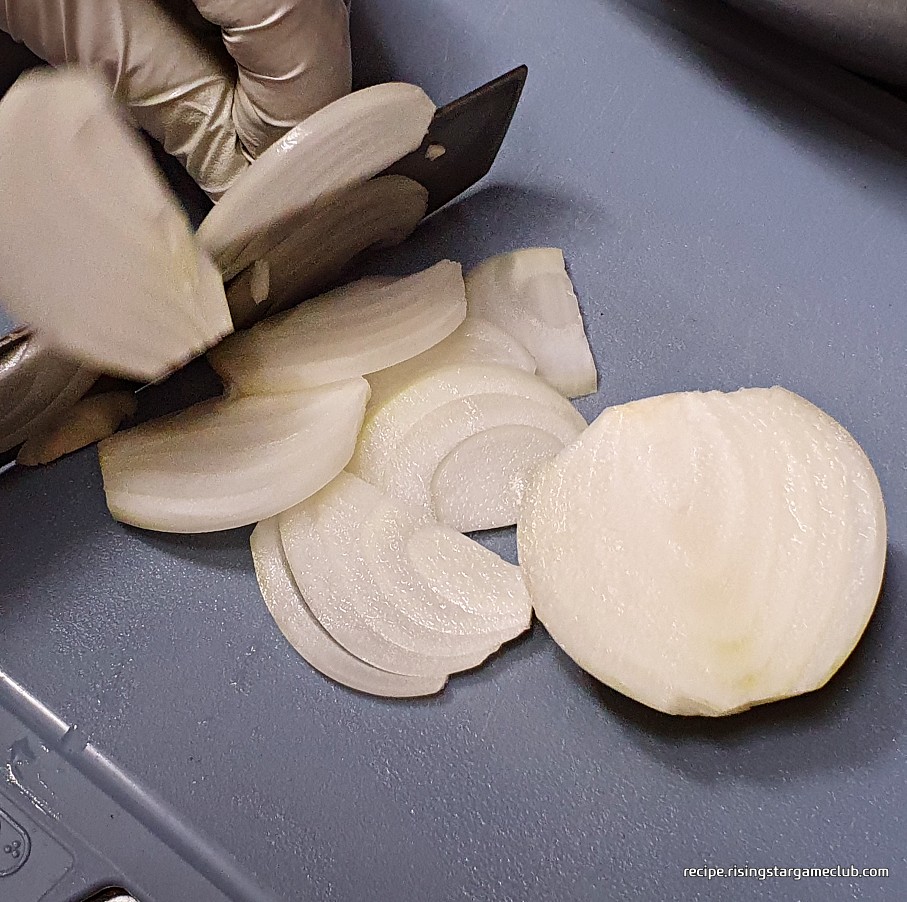 오이 소박이에 들어갈 양파를 채써는 사진