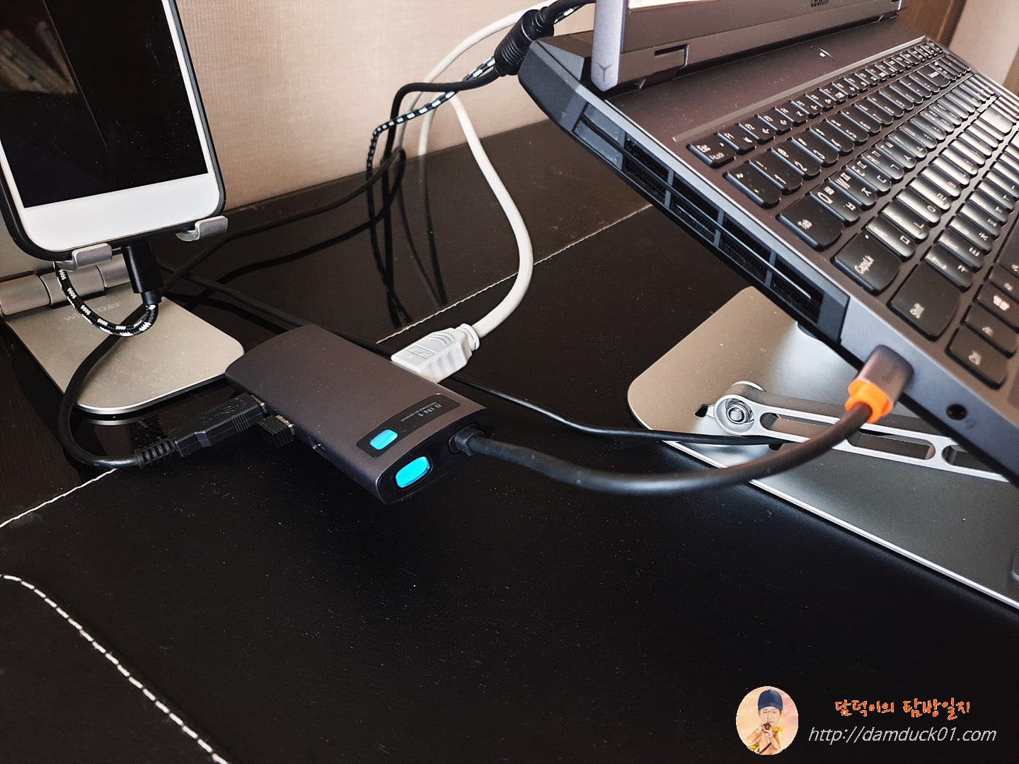 베이스어스 메탈글림 C타입 8-in-1 허브 도킹 스테이션 실제 사용 모습