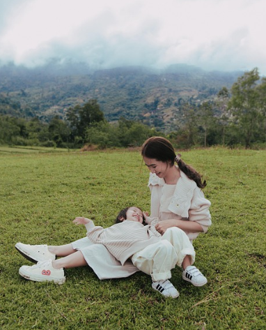 가족과의 사생활 공유하는 이미지