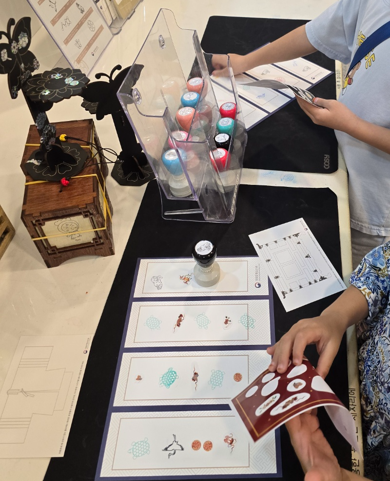 병풍 만들기 체험하는 사진