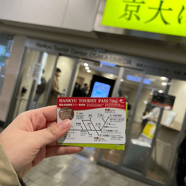 한큐 투어리스트 패스를 손에 들고 있는 사진