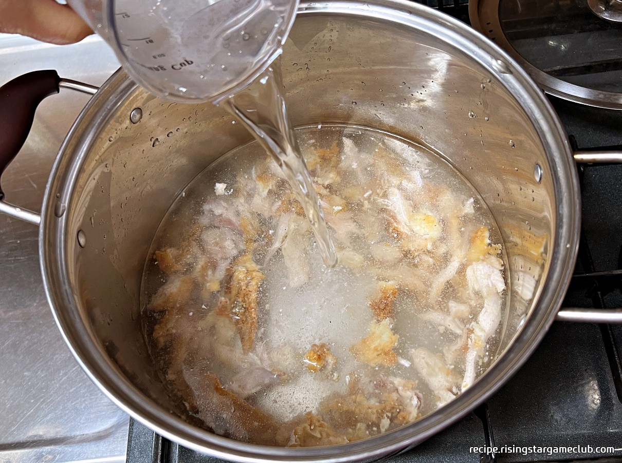 냄비에 담긴 치킨에 물을 부어 주는 사진