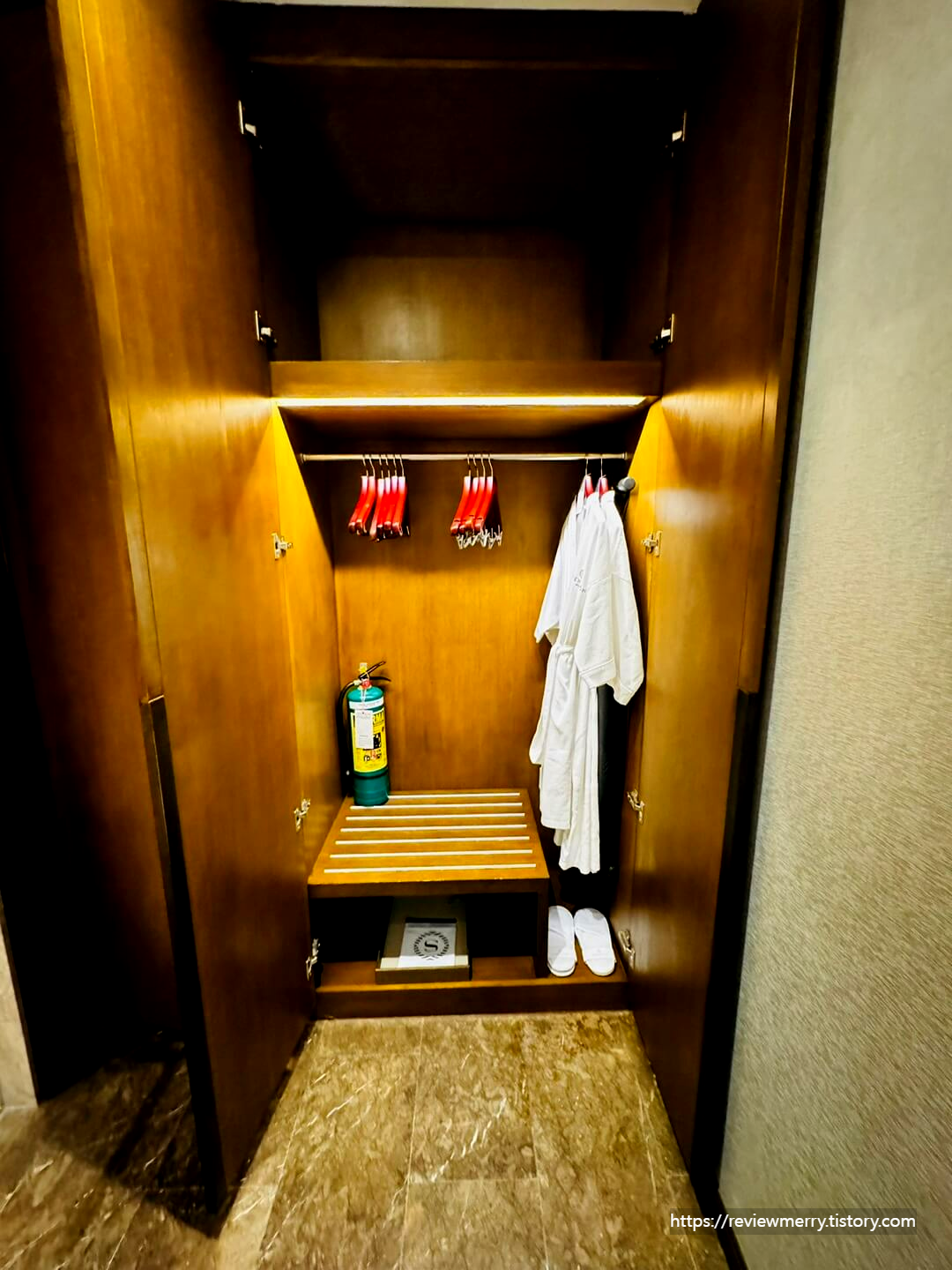 샤워가운 및 옷장