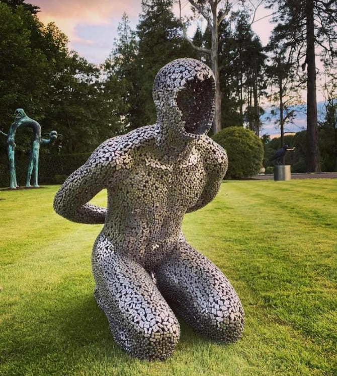  자전거 체인 이용하여 인상적인 조형물 제작하는 한국인 예술가 Human Figures Formed by Bicycle Chain Contemplate Our Relationship Within the World