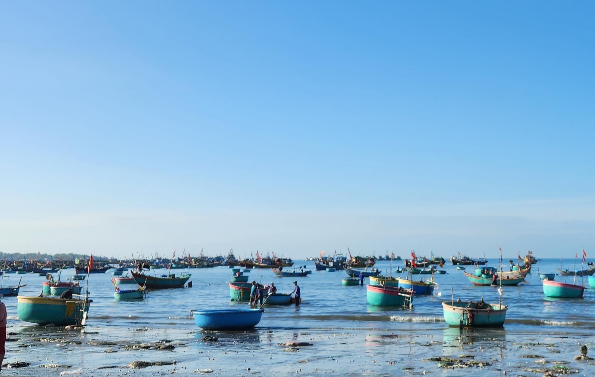 무이네 피싱빌리지 대나무 배 모습