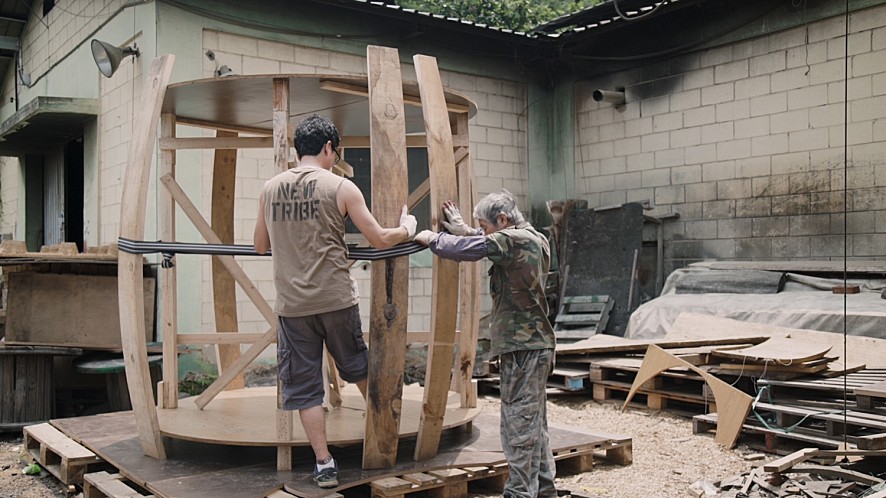 북을 만드는 모습