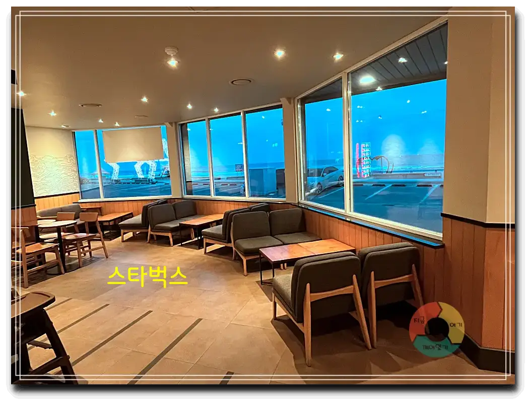 해돋이_스타벅스내부-의자-테이블-비어있음