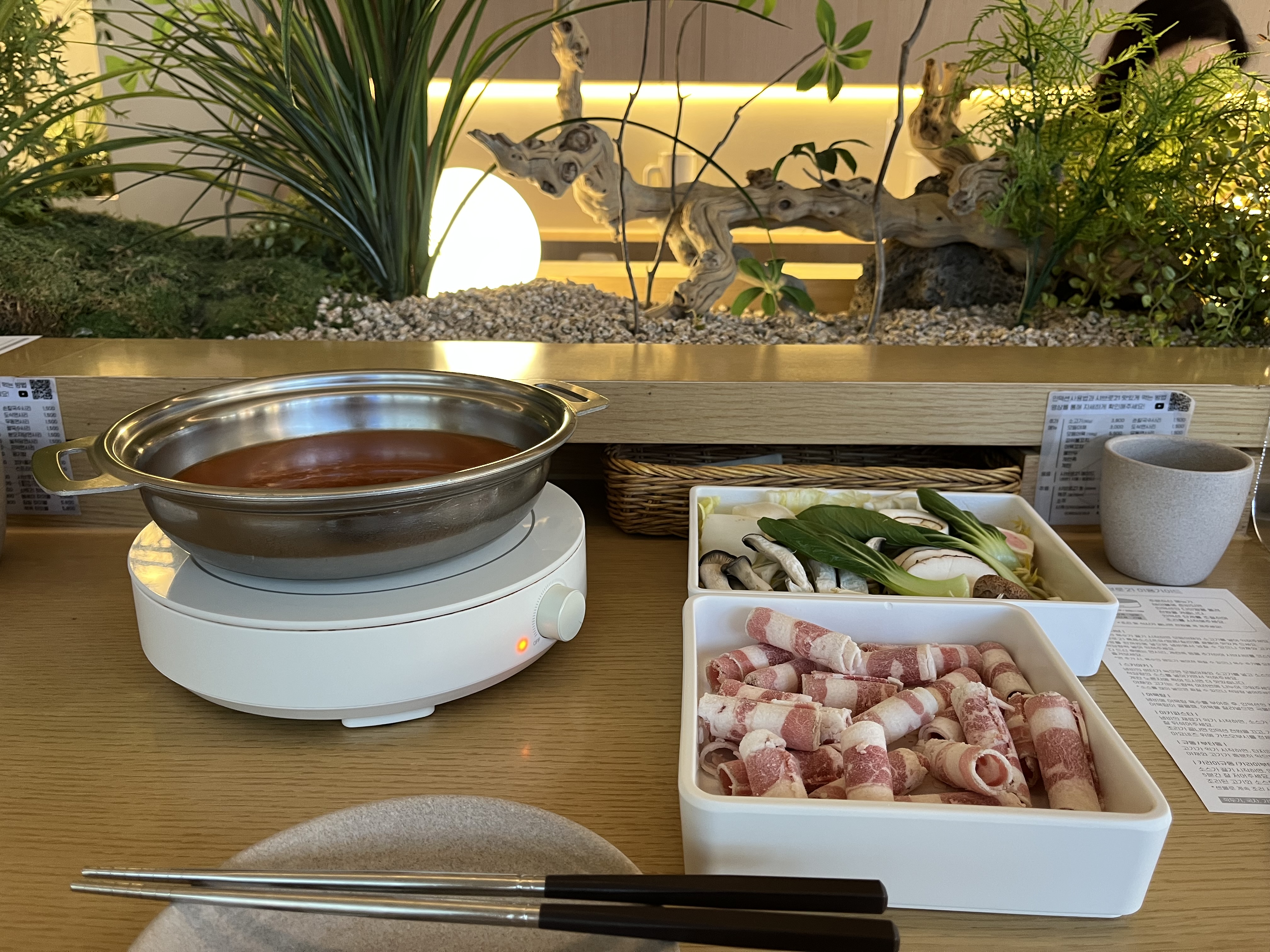 샤브로21 소고기 샤브샤브 기본 채소 구성과 육수 담긴 개인 냄비