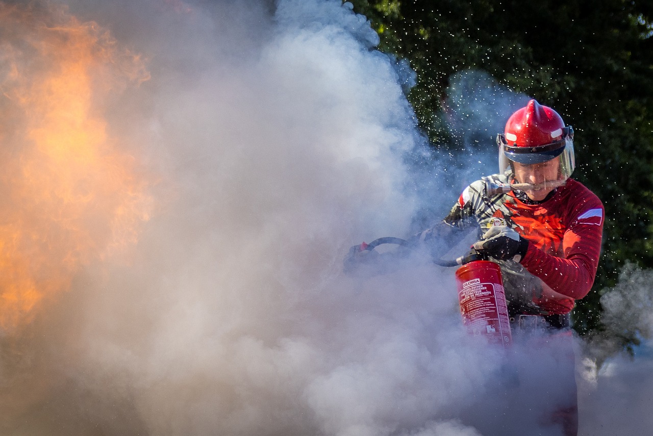 가정 화재 예방을 위한 소화기와 화재 감지기 설치