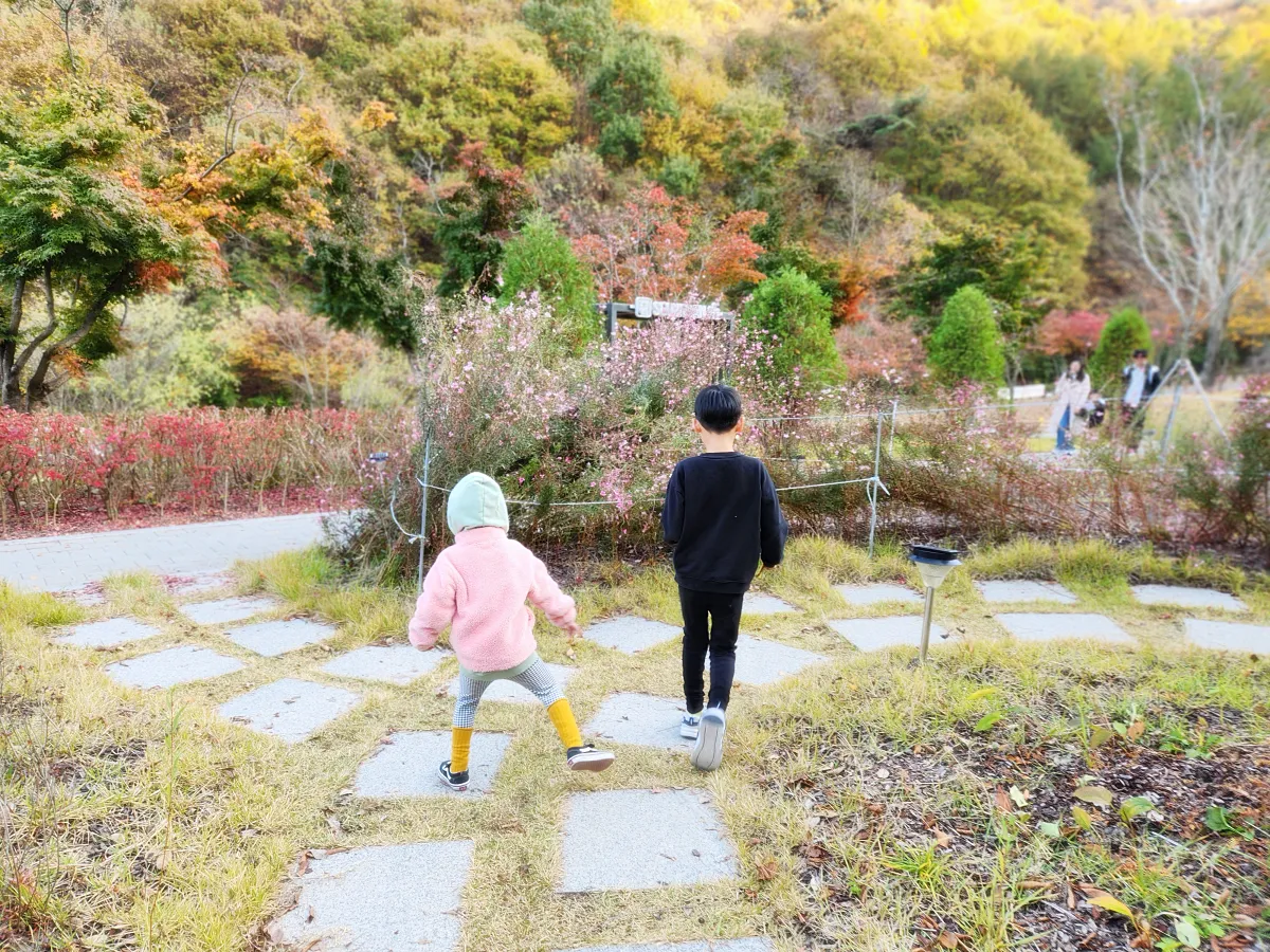 서운산-캠핑장-신난-아이들-걸음