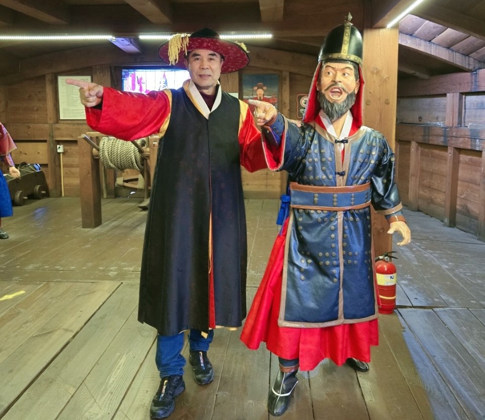거북선 관람후 장군옷 입고 사진 촬영 모습