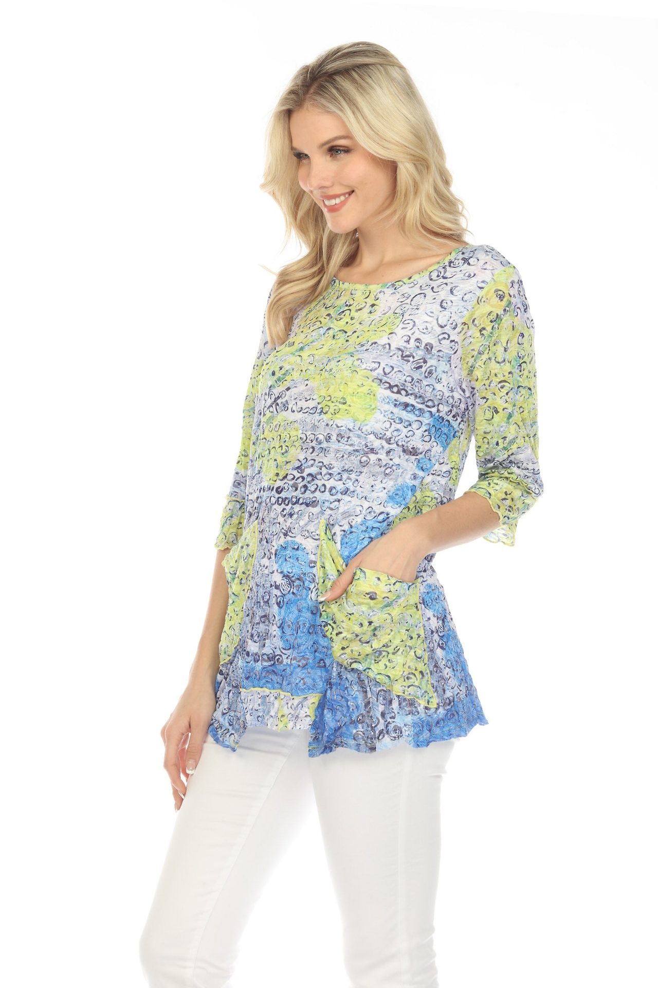 세도나 업타운의 한 부티크에서 판매 중인 화사한 패턴의 여성 의류