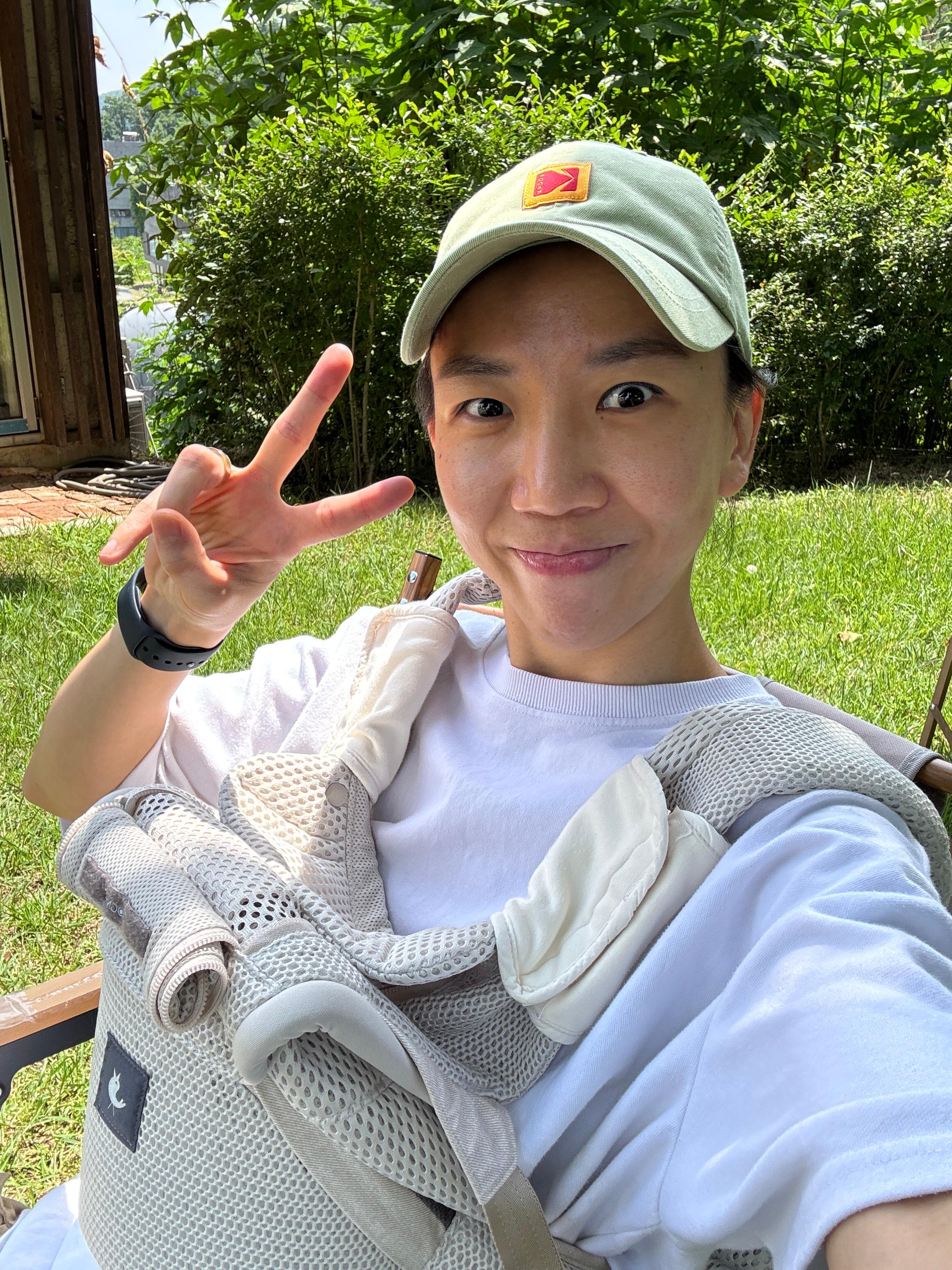 좋은 날씨에 셀카 한 장 찍어 본 11개월 아기 엄마