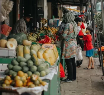 상생지원금을 사용하는 아이들 모습