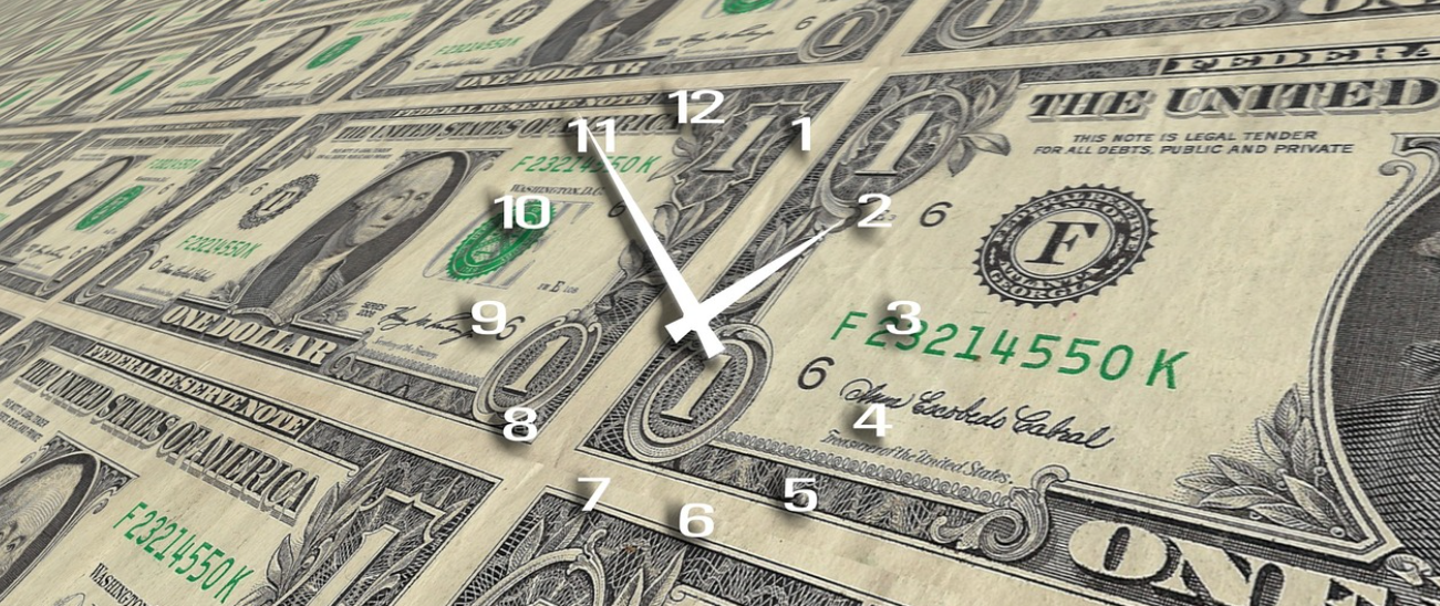 외국 돈 위에 시계가 있는 사진