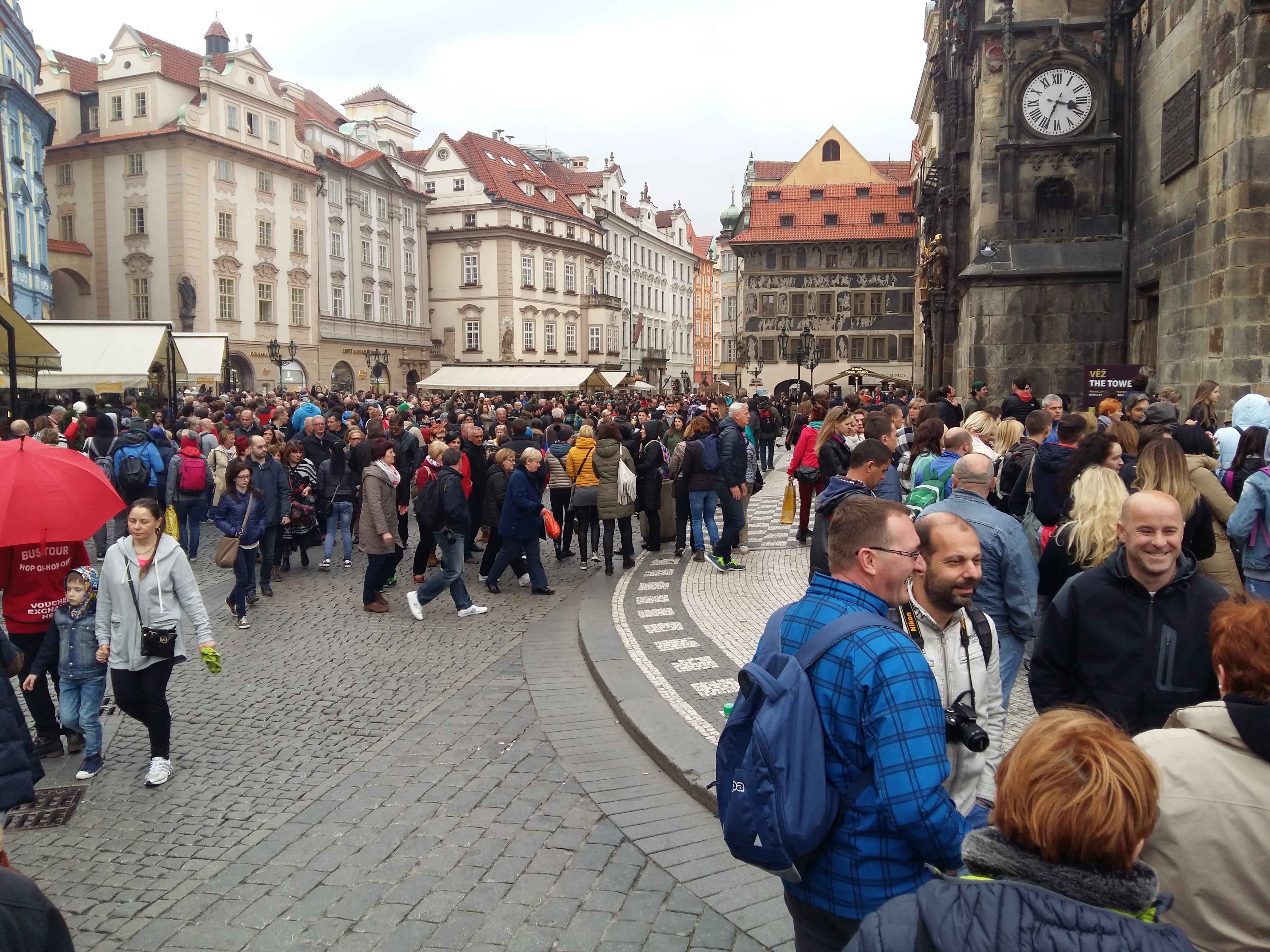 체코 프라하 구시가지 광장의 천문시계탑 앞 사람들
