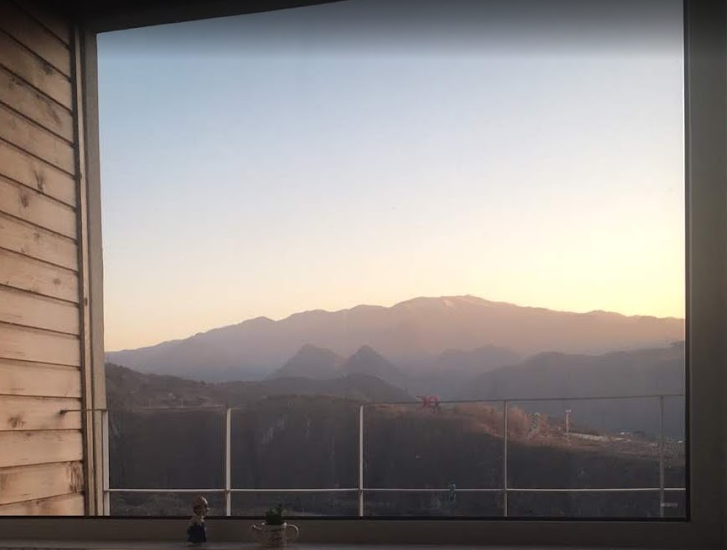 창문 밖으로 보이는 강원도 정선의 산과 노을