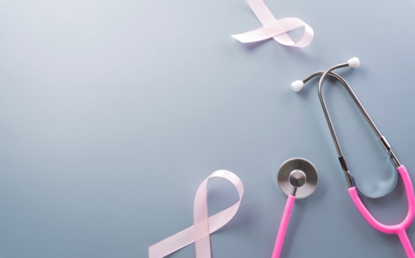 청진기와-분홍-리본이-바닥에-놓여-있는-사진