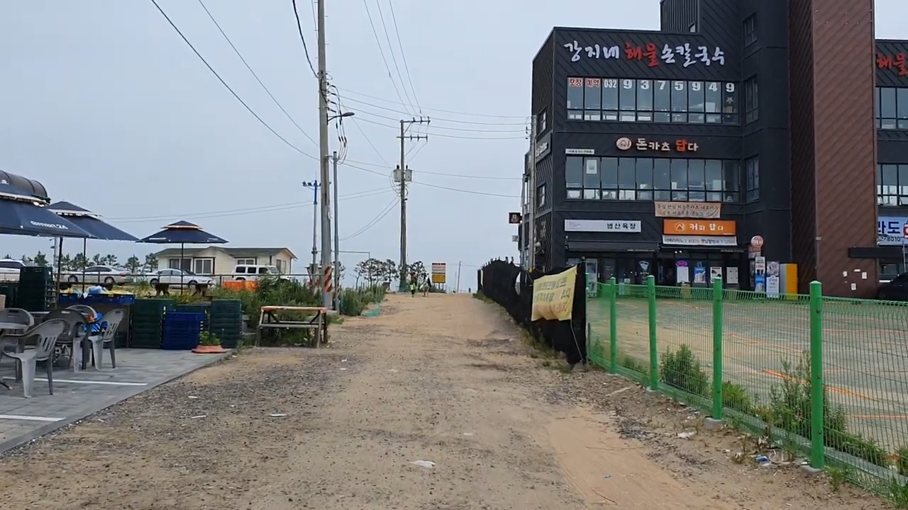 공영주차장에서 편의점 옆 길을 따라 쭉 들어 오시면 됩니다.