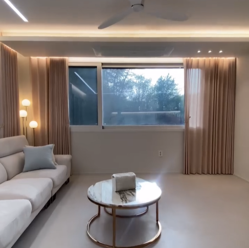 거실에서 창 밖을 보면 바로 숲이 보여 상쾌하다.