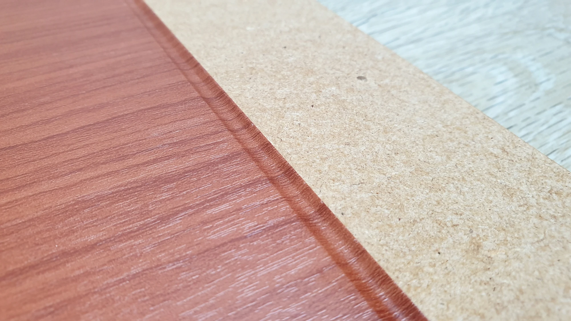 굴곡 무늬 시트지 붙이는 모습