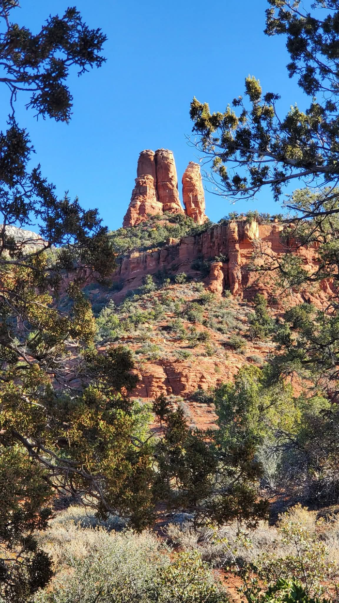 세도나 Stupa Park에서 Chimney Rock을 바라본 트레일 전경