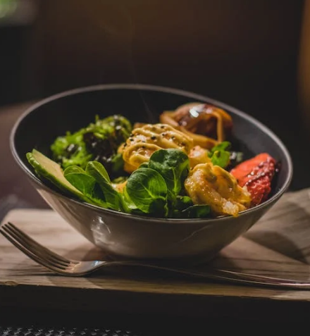 일정한 간격으로 규칙적인 식사를 챙기는 것이 소화를 돕고 생리통을 완화시킬 수 있다