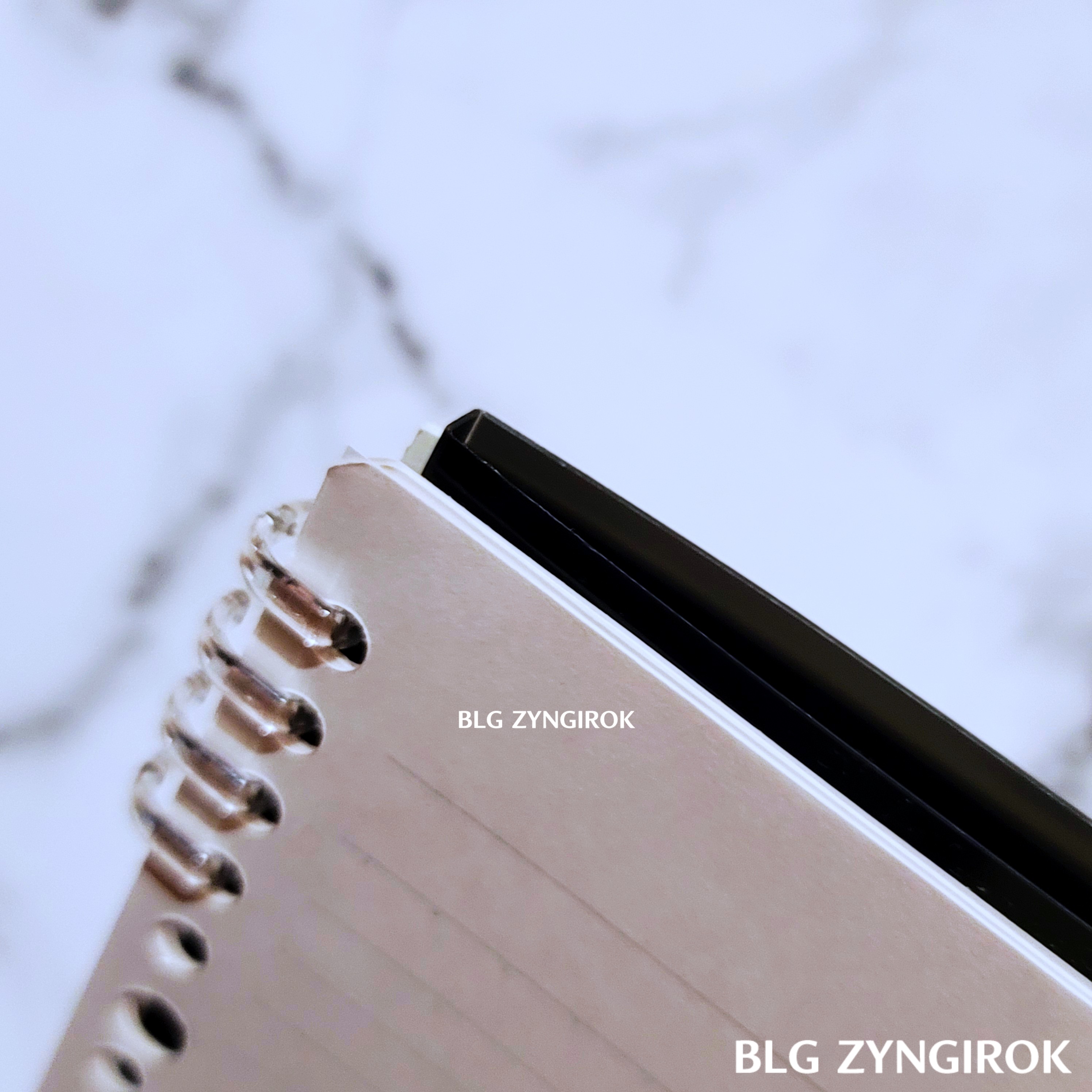 360도-펼쳐진-테프레누-바인더를-위에서-바라본-모습이다.-건표지가-디귿자-모양으로-뒤집어진-모습이다.