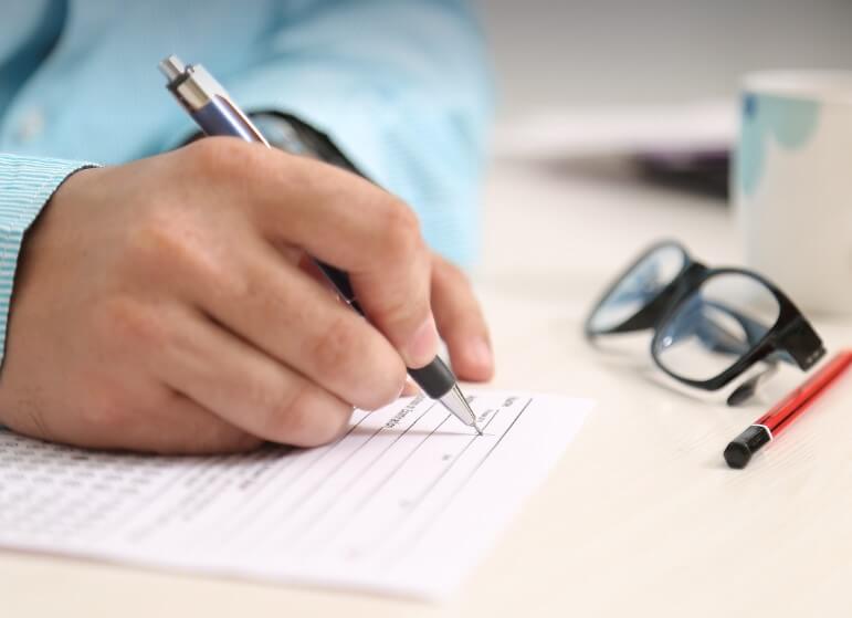 폐업한 소상공인이 정부 지원금 안내 받고 서류 작성하는 이미지