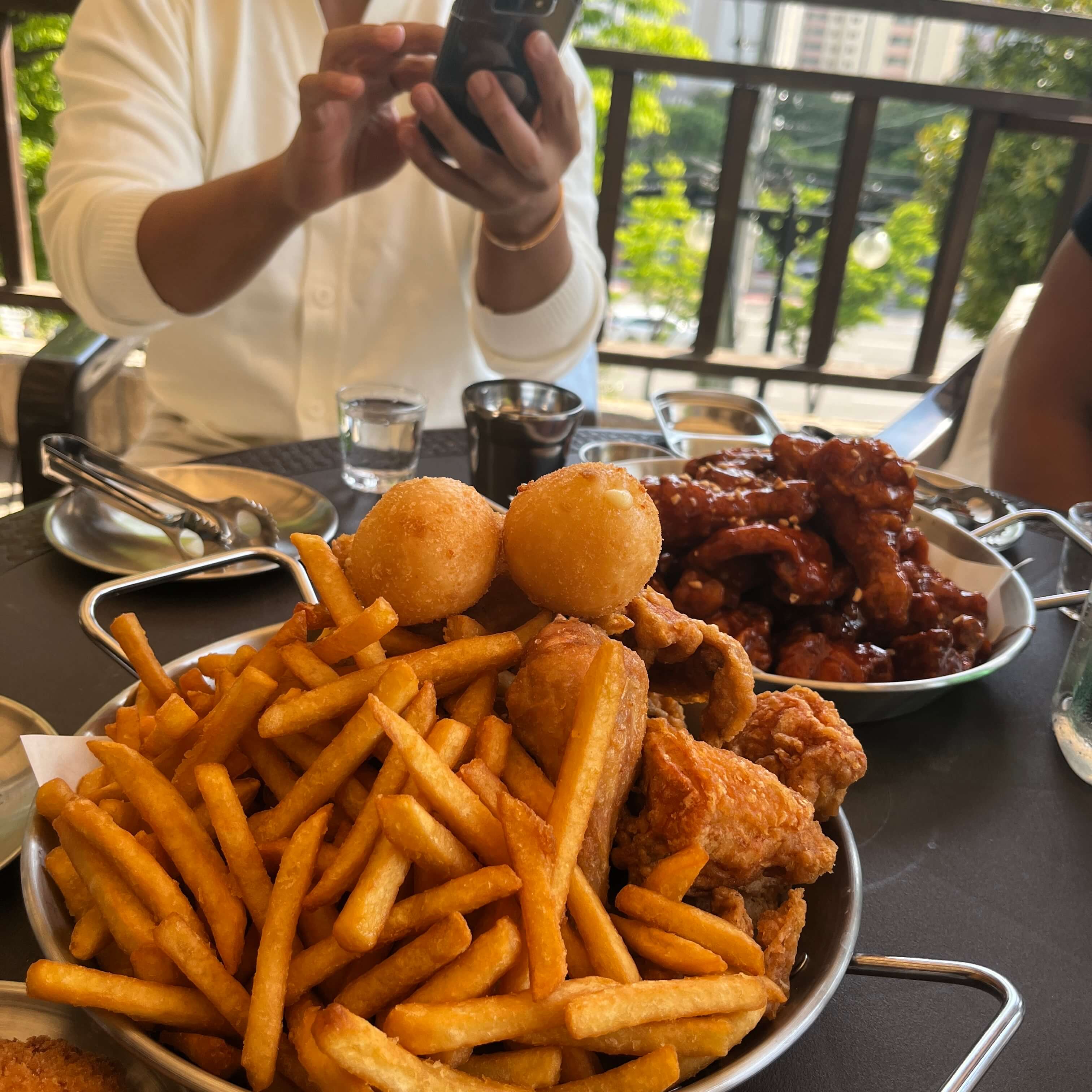 후라이드와 불닭양념 치킨 사진