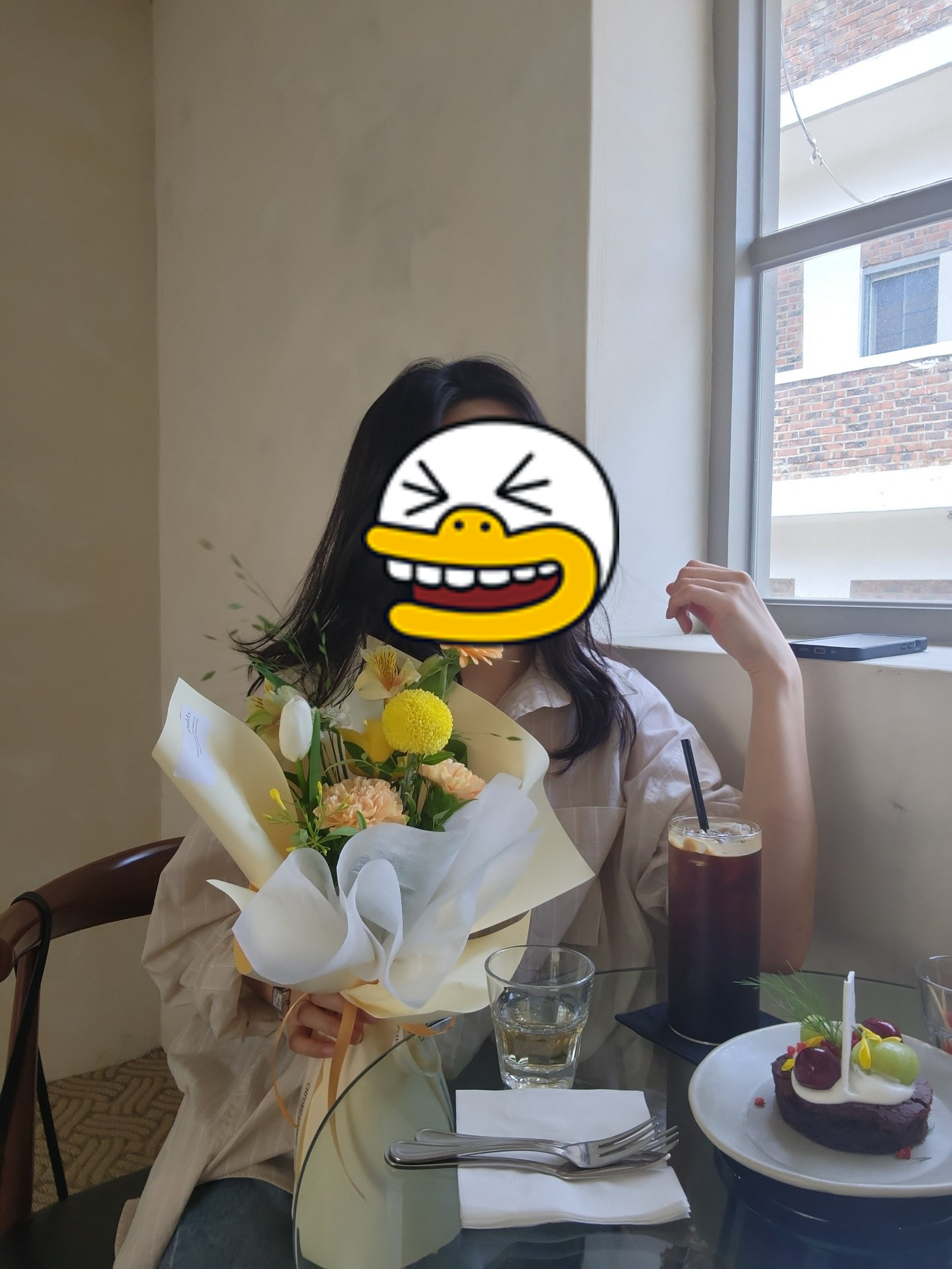 꽃다발을 들고 있는 여자 사진