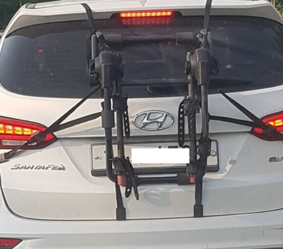 자전거-캐리어로-인해-번호판-일부가-가려진-사례-사진