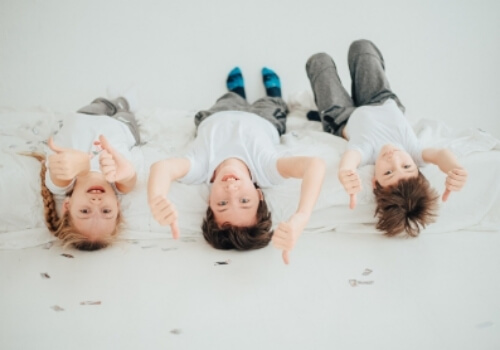 아이들=셋이-누워서-웃고있는-이미지