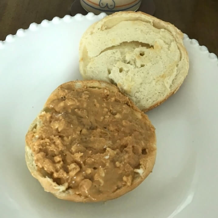 땅콩버터를 베이글에 바른 모습