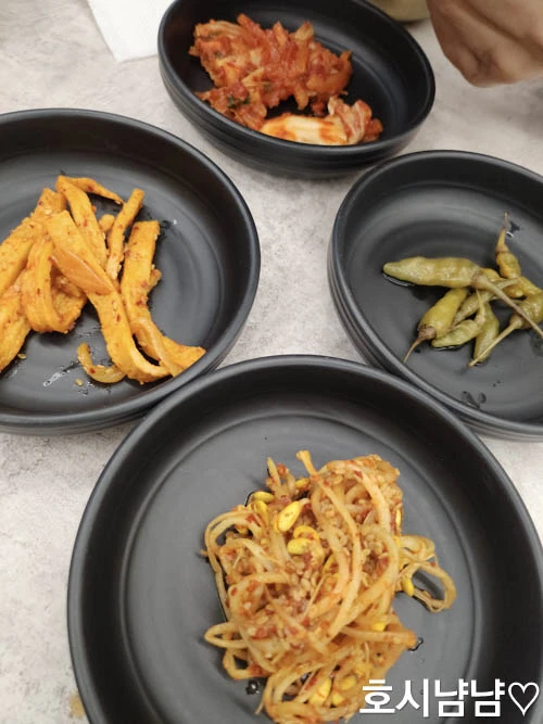 별난 부대찌개에서 제공되는 정갈하고 맛있는 밑반찬 김치, 어묵볶음, 콩나물