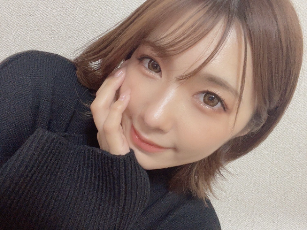 턱을 괸 귀여운 츠바사 마이(Mai Tsubasa) 사진