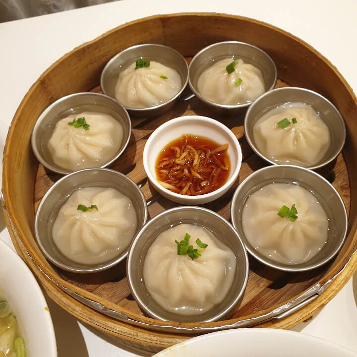 총-7개의-샤오롱바오가-찜통에-있다-한가운데에는-다진-생강이-들어있는-간장소스가-있다